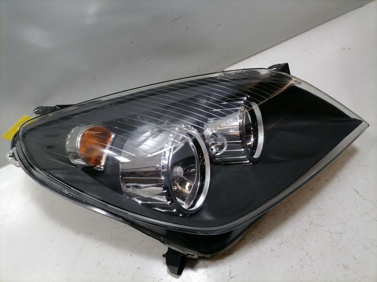 Opel Astra H Scheinwerfer vorn rechts Halogen schwarzer Hintergrund Zubeh&ouml;r Bj.2004